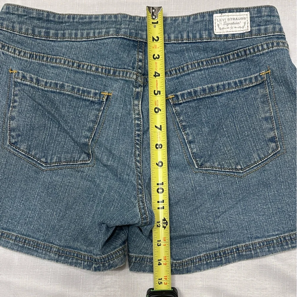 Levi's Women's Classic Blue Jean Shorts - Picture 9 of 10